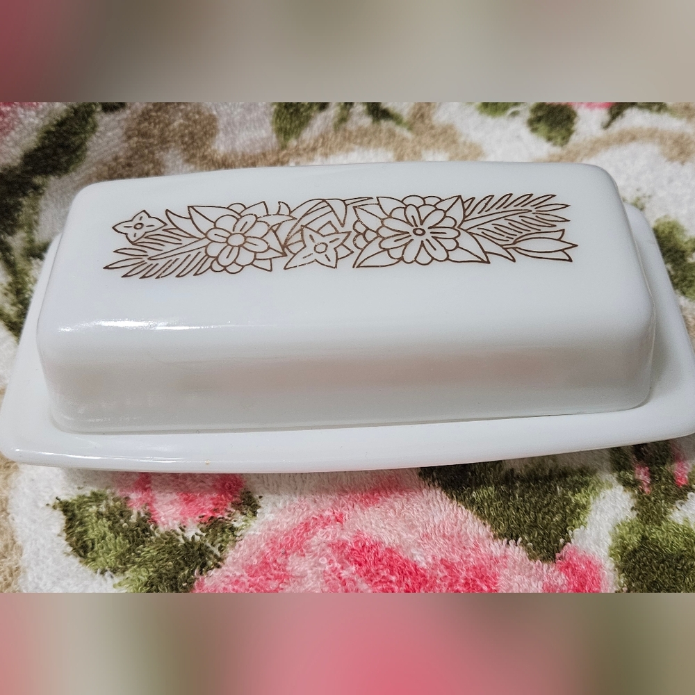 Pyrex Woodland Butterdish
